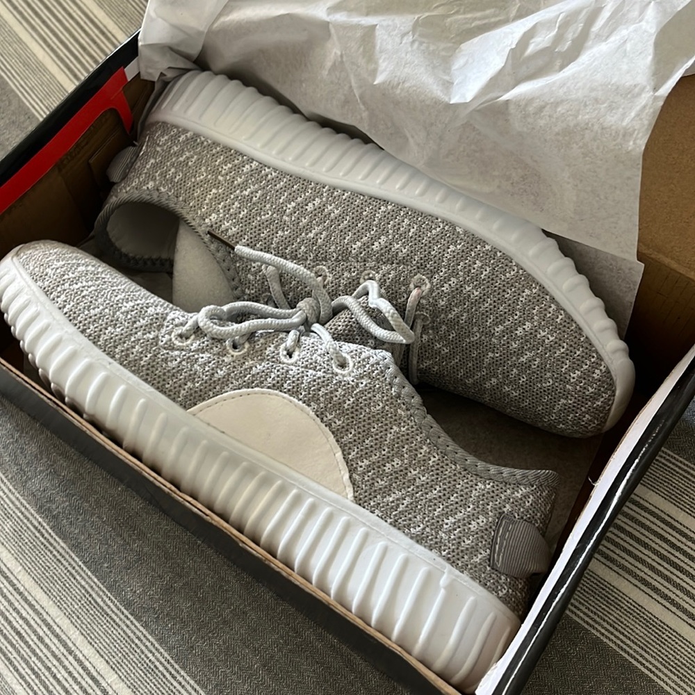 Grey tennis shoe- 7.5